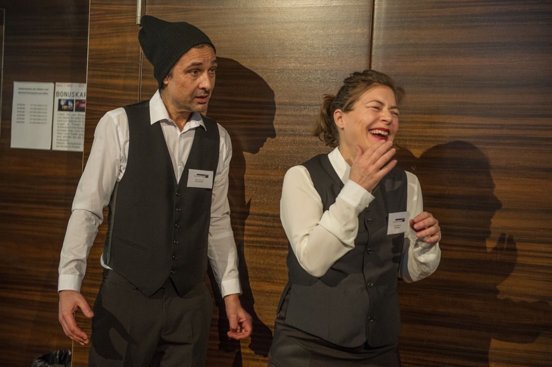 Peter Austin-Brentnall (Garderobier) und Birgit C. Krammer (Garderobiere)
